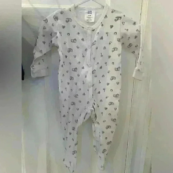 3 Baby Onesies with Feet Sized 6-9 months - Picture 8 of 10